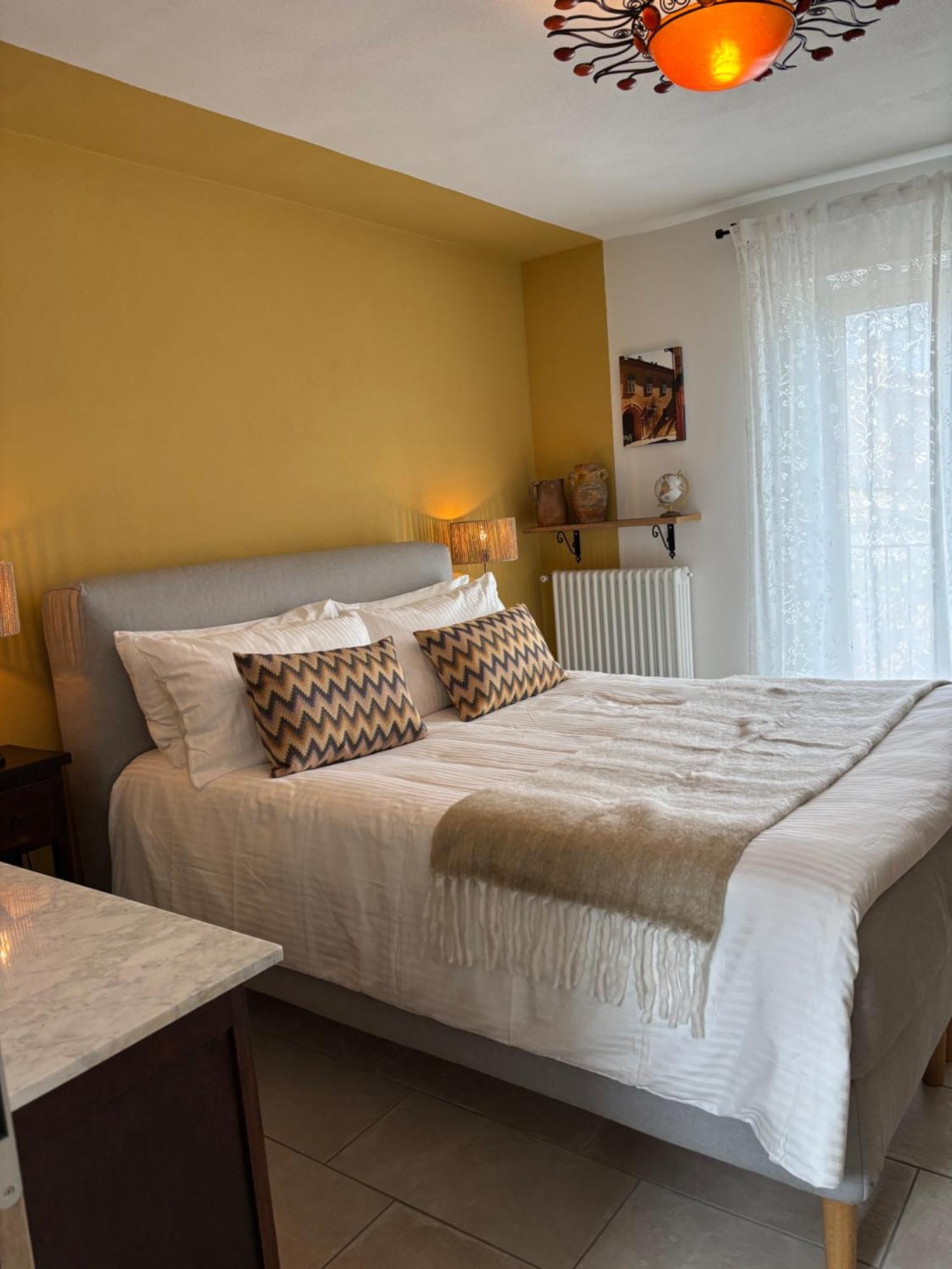 La Luce Delle Colline Bed & Breakfast Serravalle delle Langhe Exterior photo